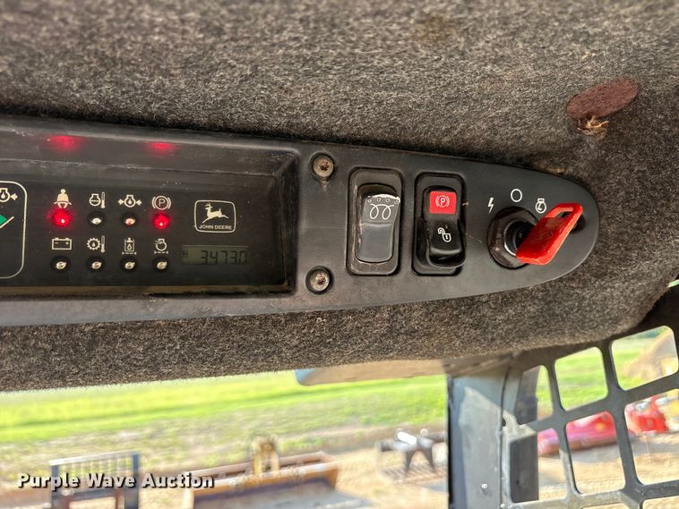 image for item DY0911 2000 John Deere 240 skid steer loader