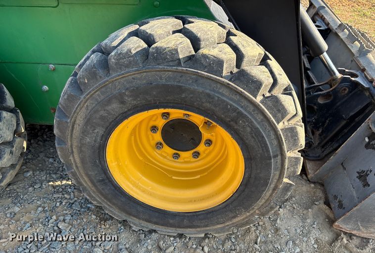 image for item DY0911 2000 John Deere 240 skid steer loader