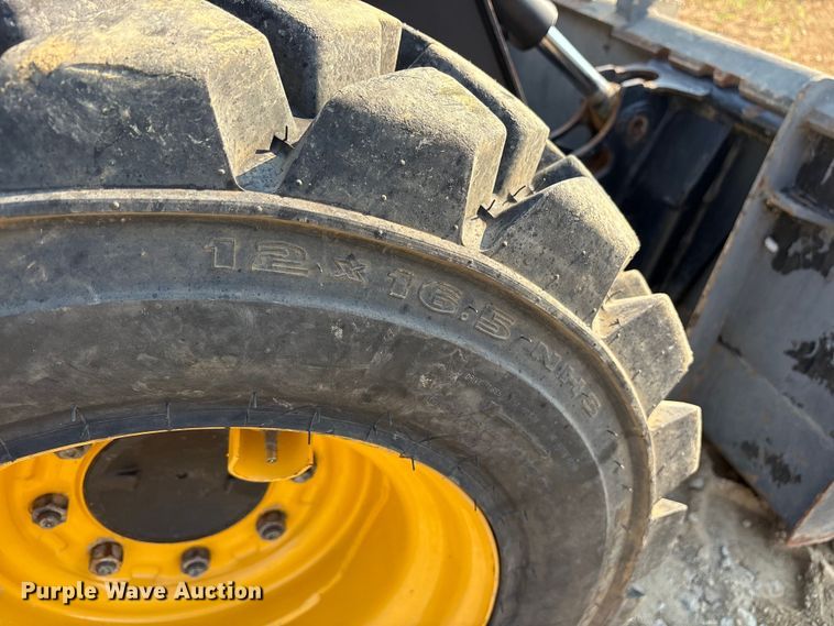 image for item DY0911 2000 John Deere 240 skid steer loader