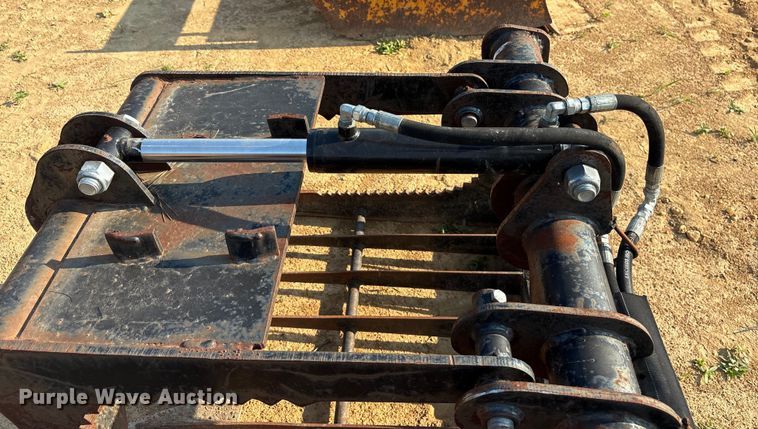 image for item DY0915 Skid steer grapple bucket