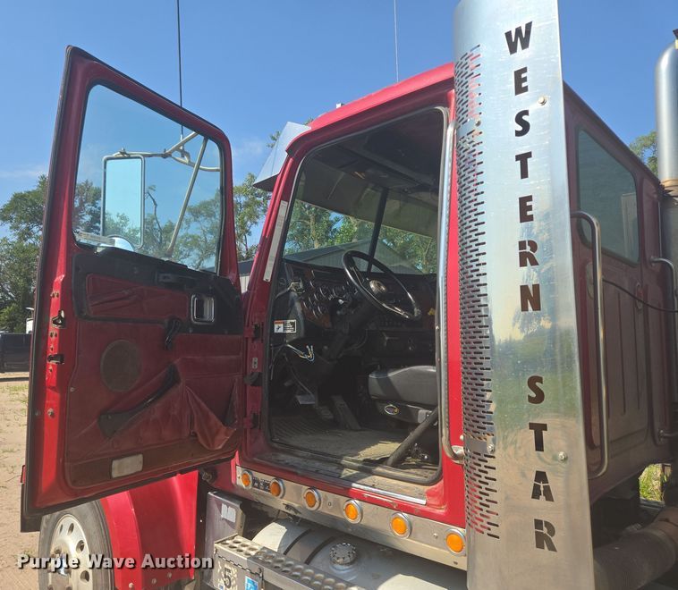 image for item DY1098 2010 Western Star 4900XL semi truck