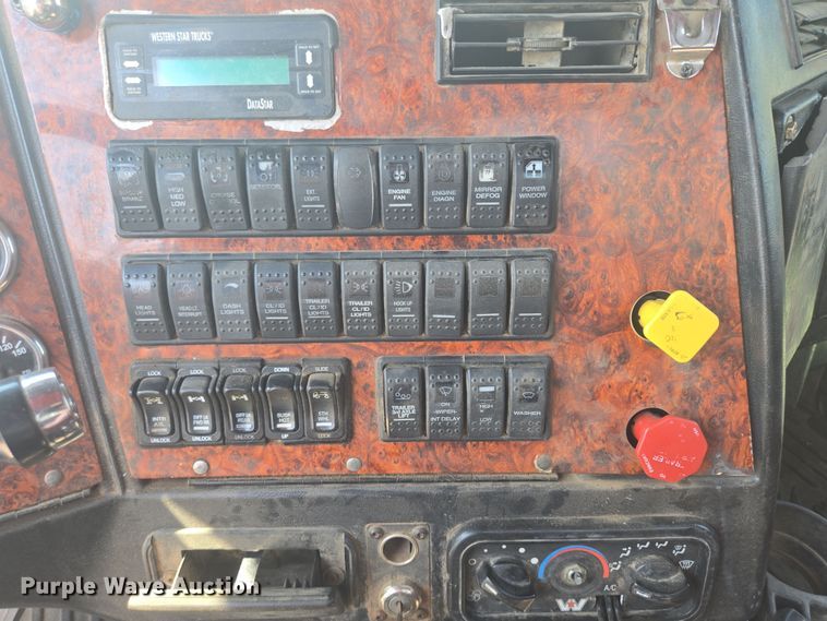 image for item DY1098 2010 Western Star 4900XL semi truck