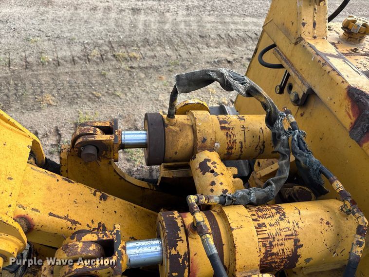 image for item DZ8738 1997 Vermeer Flex track 114 vibratory cable plow