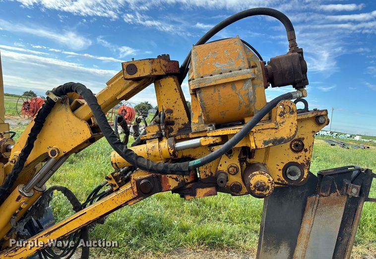 image for item DZ8738 1997 Vermeer Flex track 114 vibratory cable plow