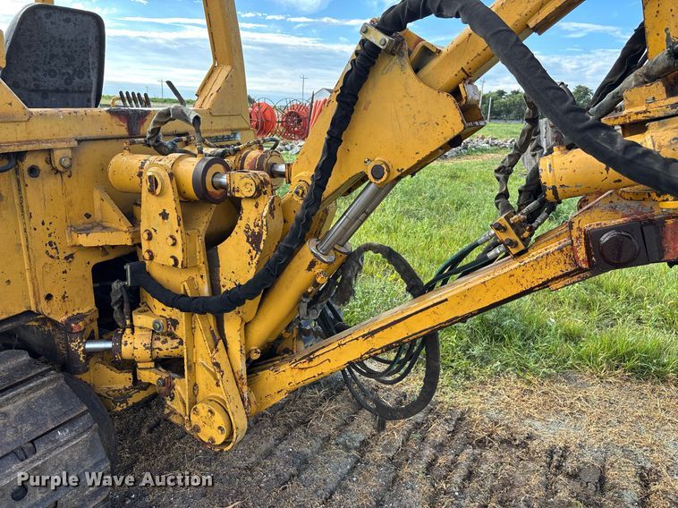 image for item DZ8738 1997 Vermeer Flex track 114 vibratory cable plow