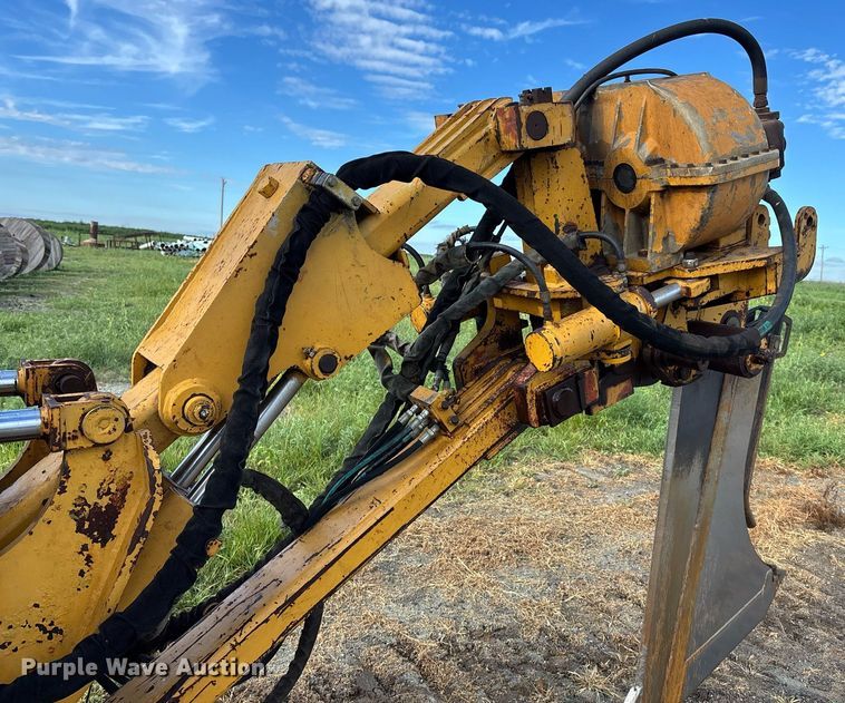 image for item DZ8738 1997 Vermeer Flex track 114 vibratory cable plow