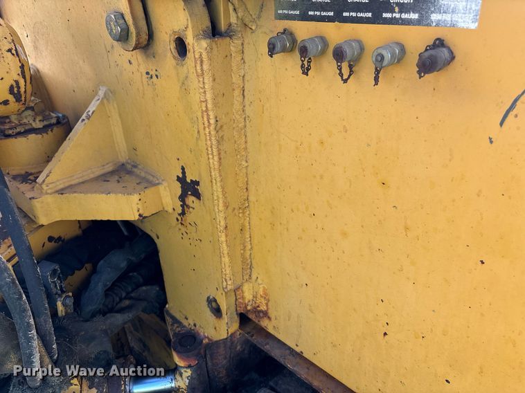 image for item DZ8738 1997 Vermeer Flex track 114 vibratory cable plow