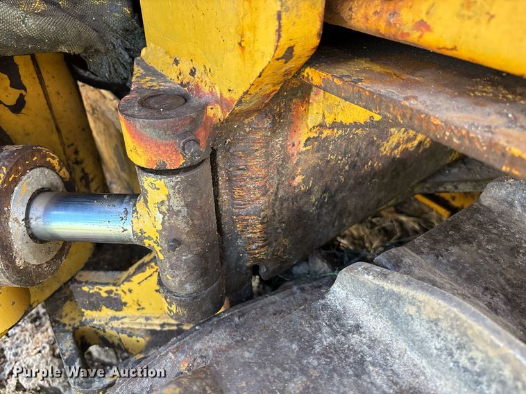 image for item DZ8738 1997 Vermeer Flex track 114 vibratory cable plow