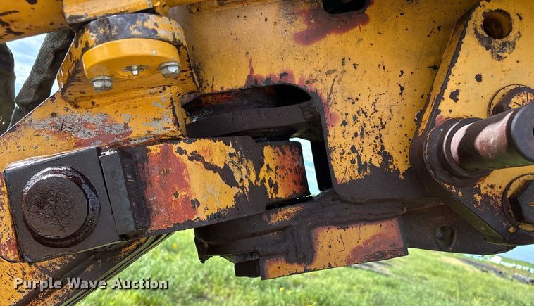 image for item DZ8738 1997 Vermeer Flex track 114 vibratory cable plow