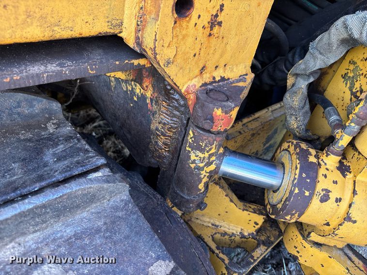 image for item DZ8738 1997 Vermeer Flex track 114 vibratory cable plow