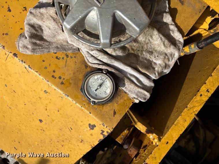 image for item DZ8738 1997 Vermeer Flex track 114 vibratory cable plow