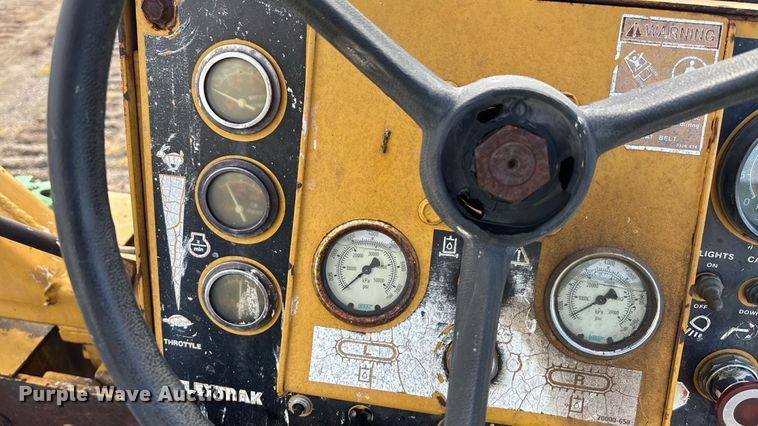 image for item DZ8738 1997 Vermeer Flex track 114 vibratory cable plow