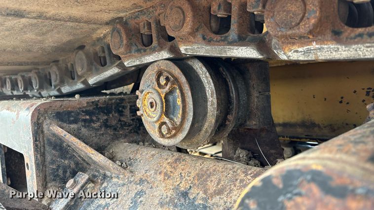 image for item DZ8738 1997 Vermeer Flex track 114 vibratory cable plow