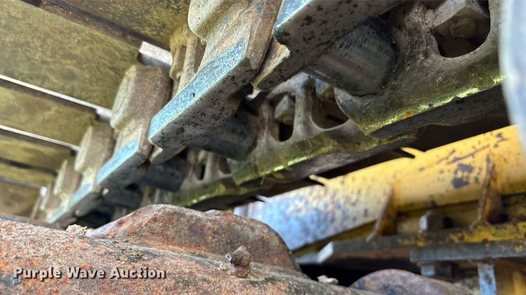 image for item DZ8738 1997 Vermeer Flex track 114 vibratory cable plow