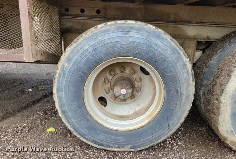 image for item EA2472 1977 Fruehauf FB8-F2-42-CST dry van trailer