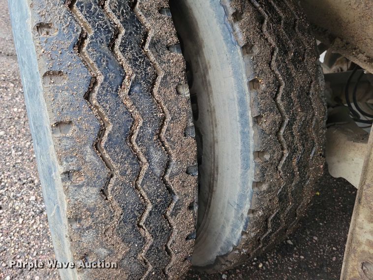 image for item EA2472 1977 Fruehauf FB8-F2-42-CST dry van trailer