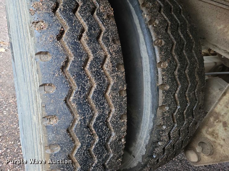 image for item EA2472 1977 Fruehauf FB8-F2-42-CST dry van trailer