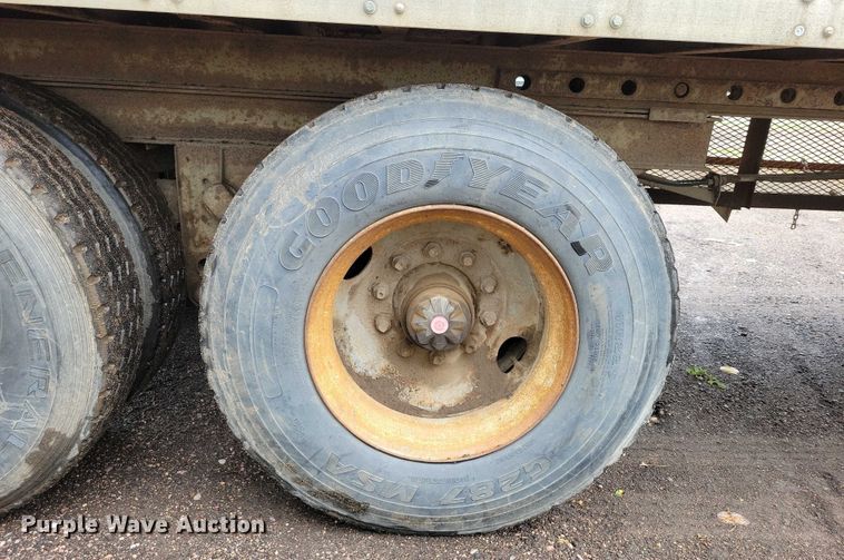 image for item EA2472 1977 Fruehauf FB8-F2-42-CST dry van trailer