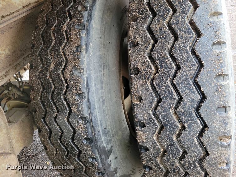 image for item EA2472 1977 Fruehauf FB8-F2-42-CST dry van trailer