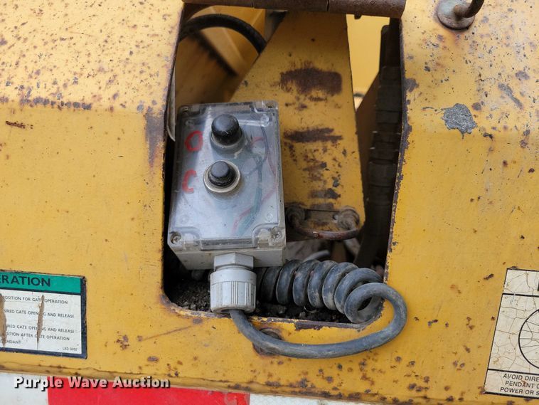 image for item EA2476 2001 Load King bottom dump trailer