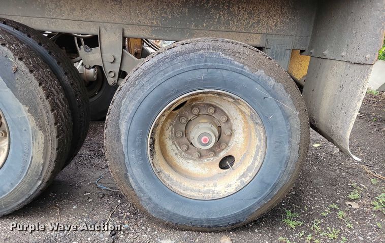 image for item EA2476 2001 Load King bottom dump trailer