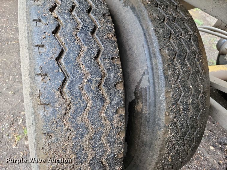 image for item EA2476 2001 Load King bottom dump trailer