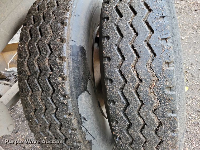 image for item EA2476 2001 Load King bottom dump trailer