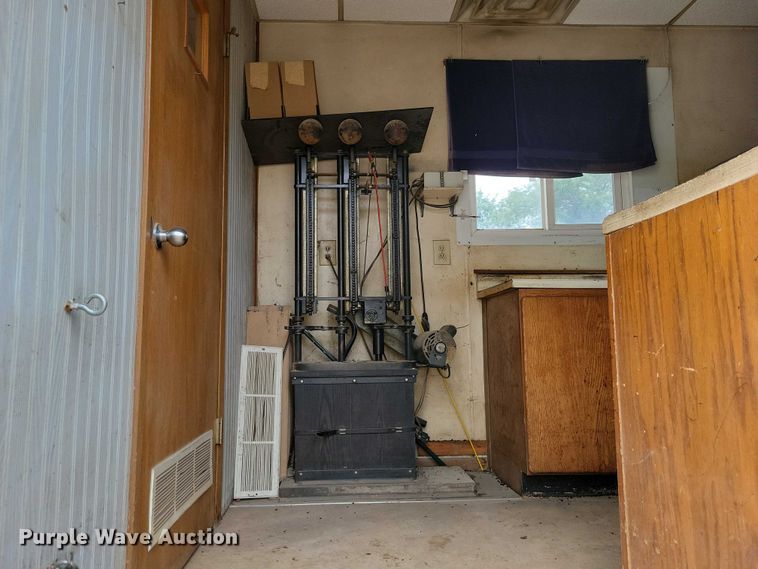 image for item EA2477 1984 Dorsey dry van office trailer