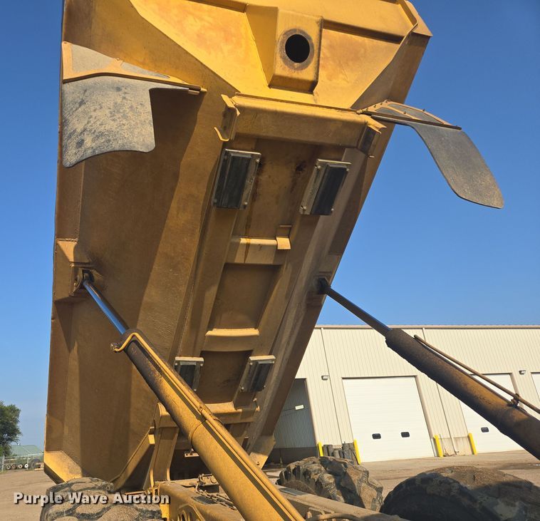 image for item EB0985 1997 Caterpillar D300E articulated haul truck