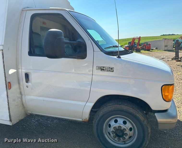 image for item EB2808 2005 Ford E450 utility van