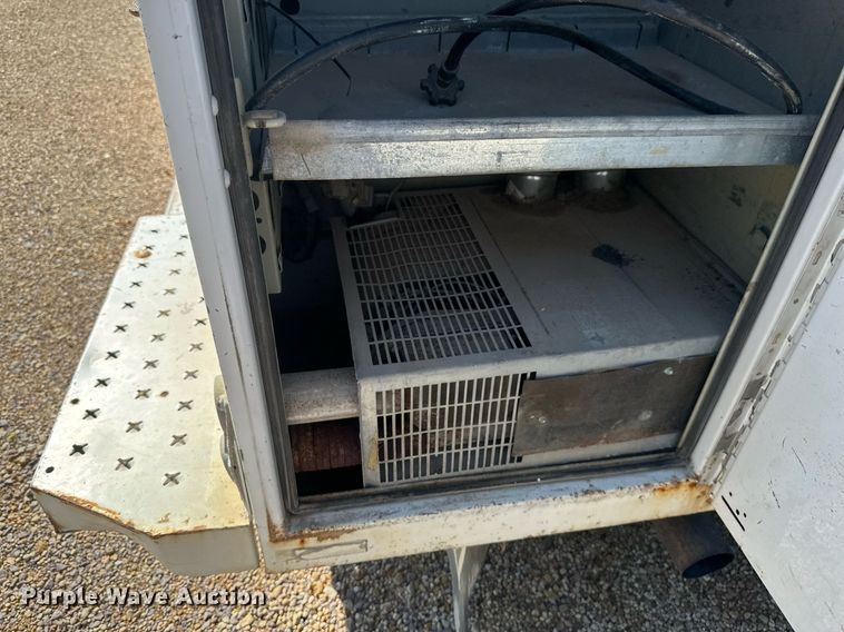 image for item EB2808 2005 Ford E450 utility van