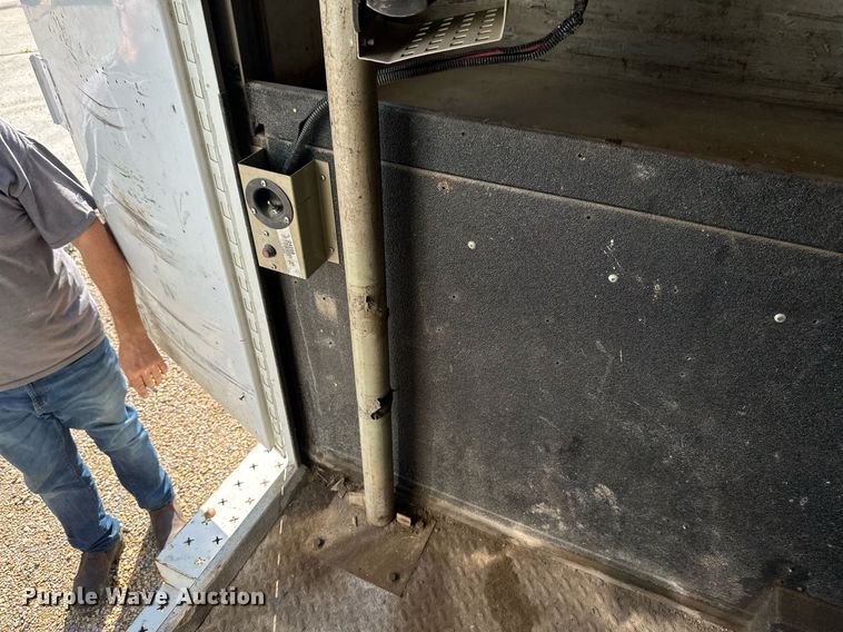 image for item EB2808 2005 Ford E450 utility van