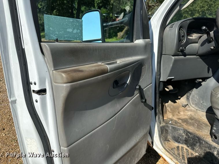 image for item EB2808 2005 Ford E450 utility van