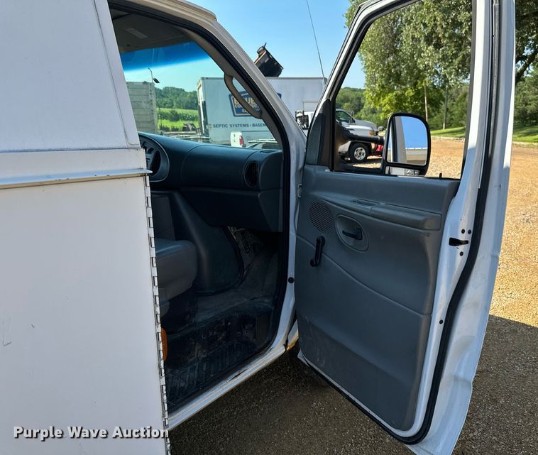 image for item EB2808 2005 Ford E450 utility van
