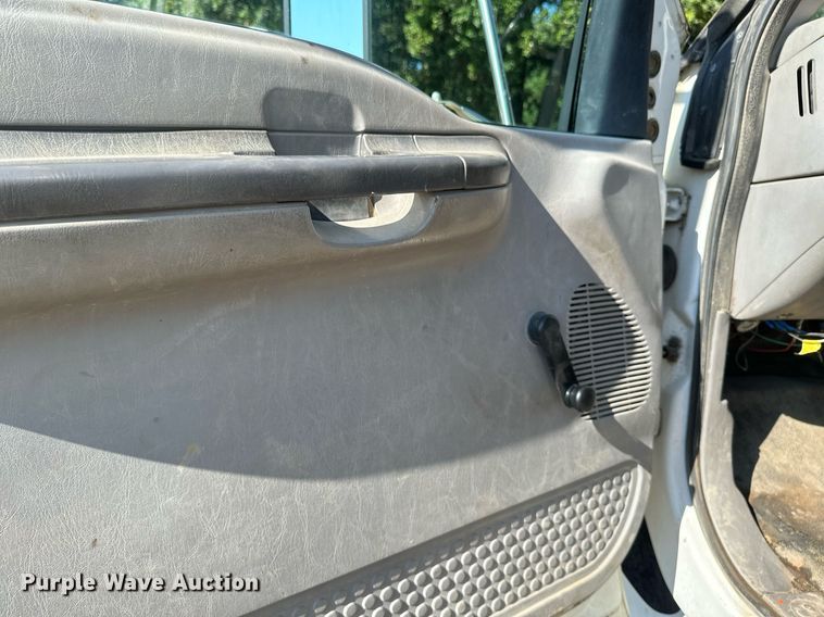 image for item EB2809 2000 Ford F650 box truck