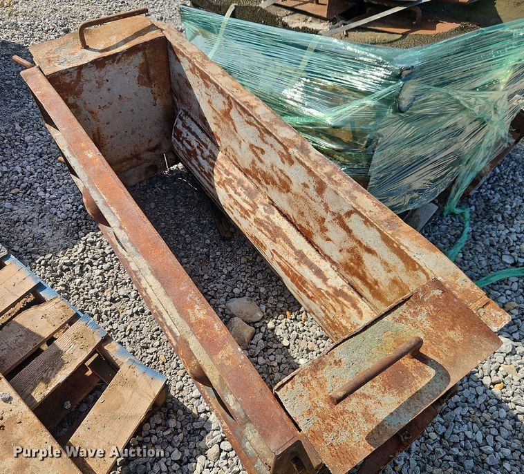 image for item EB8174 (8) sets of retaining wall block concrete forms