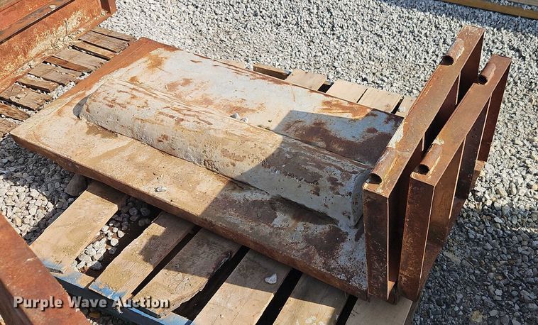 image for item EB8174 (8) sets of retaining wall block concrete forms