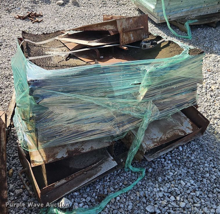 image for item EB8174 (8) sets of retaining wall block concrete forms