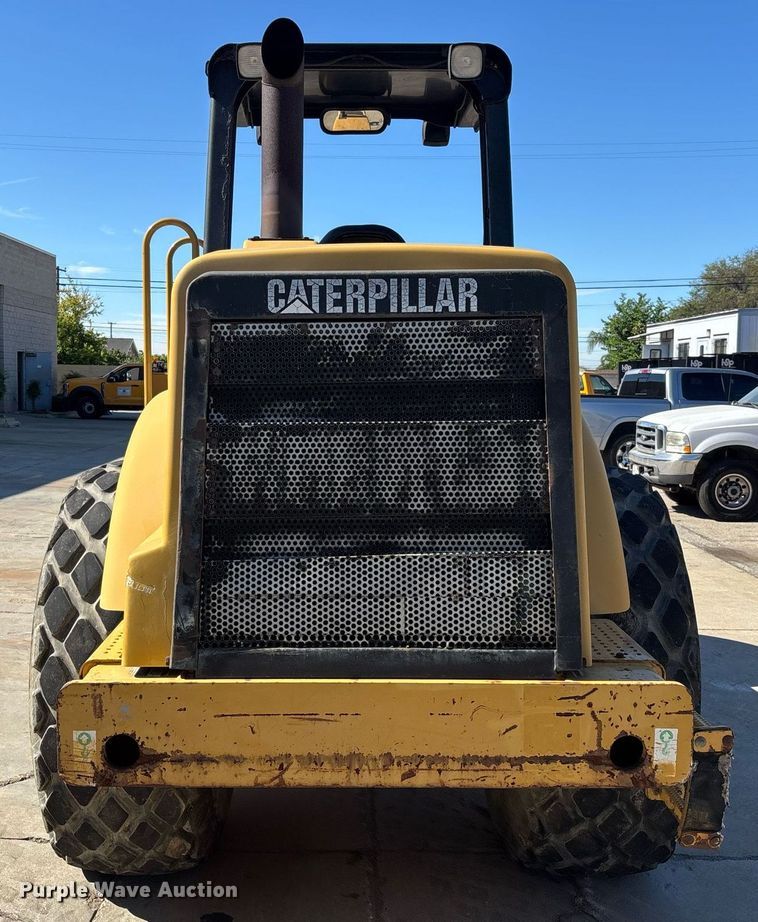 image for item EC1082 2000 Caterpillar CS-563D single drum vibratory roller