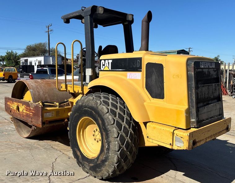 image for item EC1082 2000 Caterpillar CS-563D single drum vibratory roller