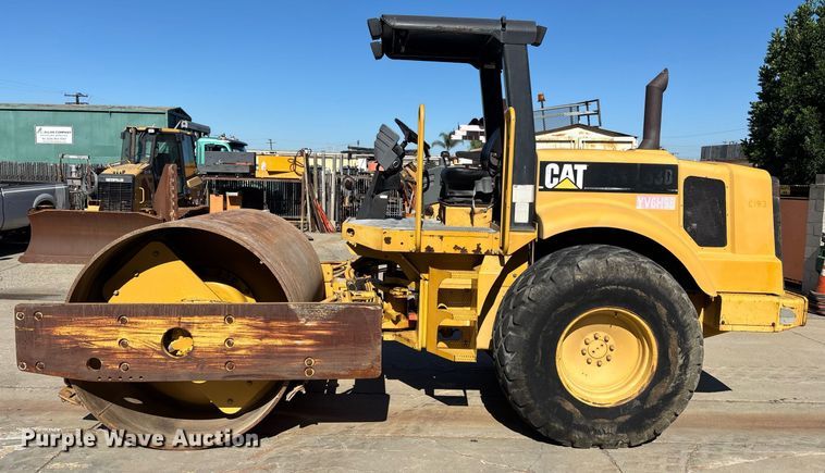 image for item EC1082 2000 Caterpillar CS-563D single drum vibratory roller