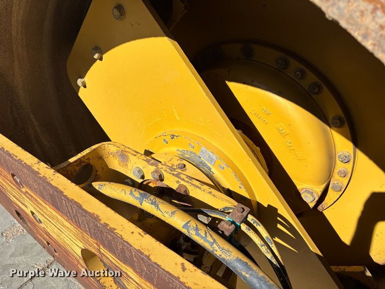 image for item EC1082 2000 Caterpillar CS-563D single drum vibratory roller