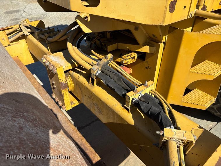 image for item EC1082 2000 Caterpillar CS-563D single drum vibratory roller