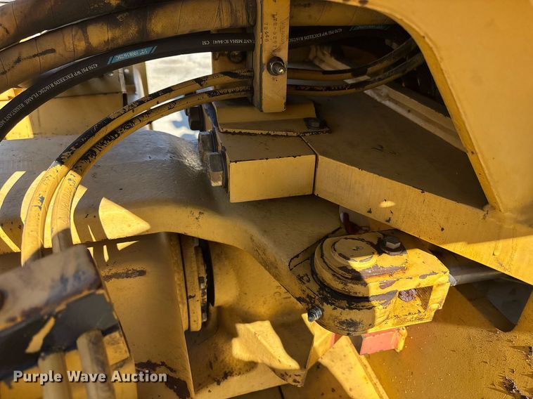 image for item EC1082 2000 Caterpillar CS-563D single drum vibratory roller