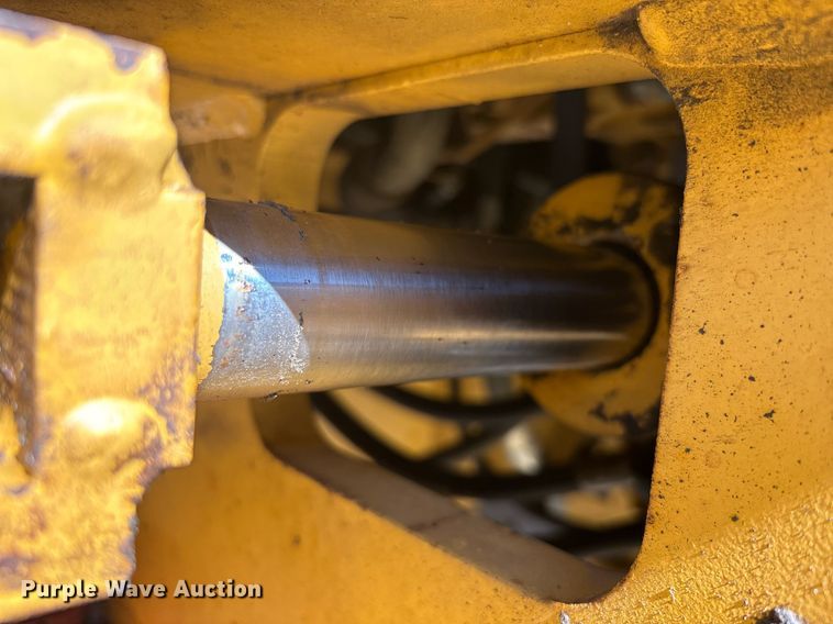 image for item EC1082 2000 Caterpillar CS-563D single drum vibratory roller