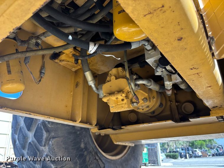 image for item EC1082 2000 Caterpillar CS-563D single drum vibratory roller