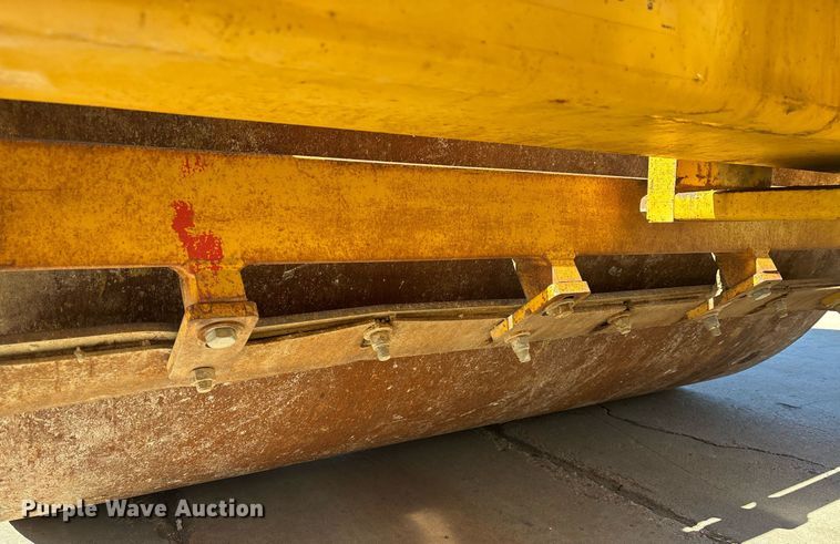 image for item EC1082 2000 Caterpillar CS-563D single drum vibratory roller