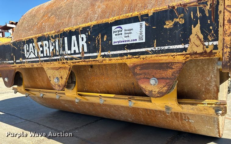 image for item EC1082 2000 Caterpillar CS-563D single drum vibratory roller