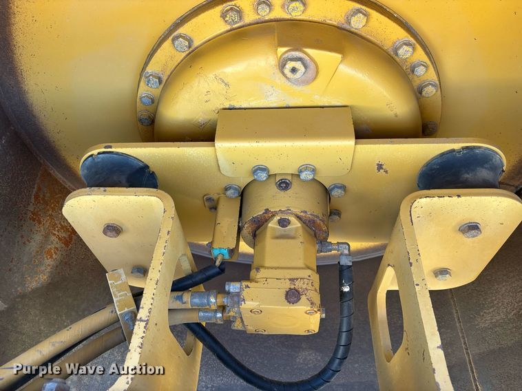 image for item EC1082 2000 Caterpillar CS-563D single drum vibratory roller