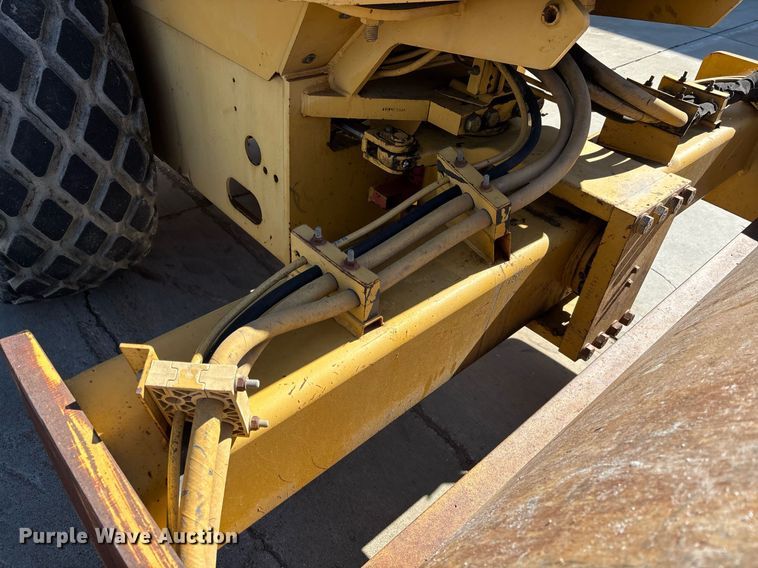 image for item EC1082 2000 Caterpillar CS-563D single drum vibratory roller